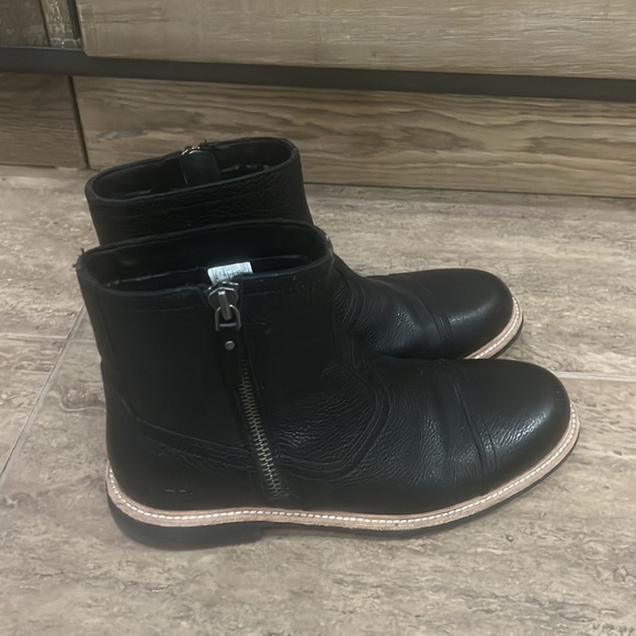 Uggs Mens Boots - Picture 2 of 11